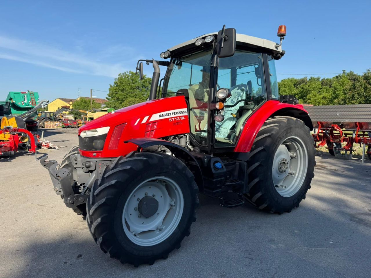 Massey Ferguson 5713 SL Traktor