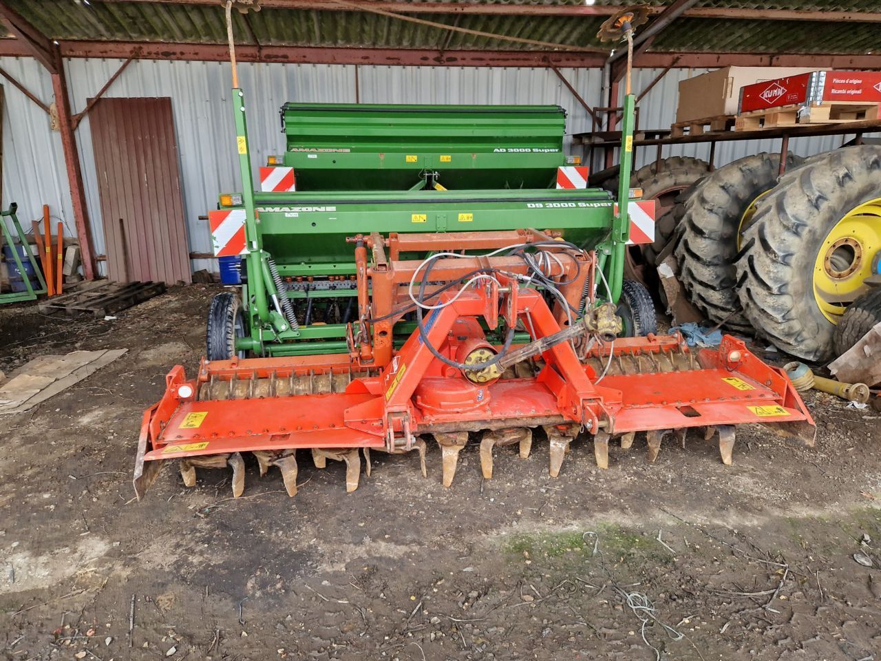 Amazone AMAZONE SEMOIR D9 SUPER 3000 AVEC HERSE ROTATIVE KUHN HRB303 ET PACKER Drilling machine combination €12,000