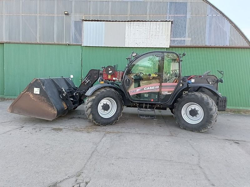 E-FARM: Case IH 742 farmlift - Teleskoplader - id 1EHZXYL - 65.800 € - Baujahr: 2021 - Abgelesene Motorstunden: 1.799,Motorleistung (PS): 120,Deutschland