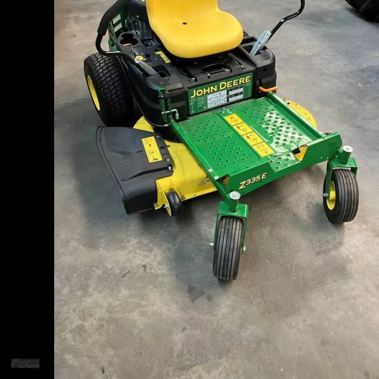 E-FARM: John Deere Z335E - Kosiarkia ręczna/traktorowa - id MEURX4S - 5124 € - Rok produkcji: 2023 - Niemcy