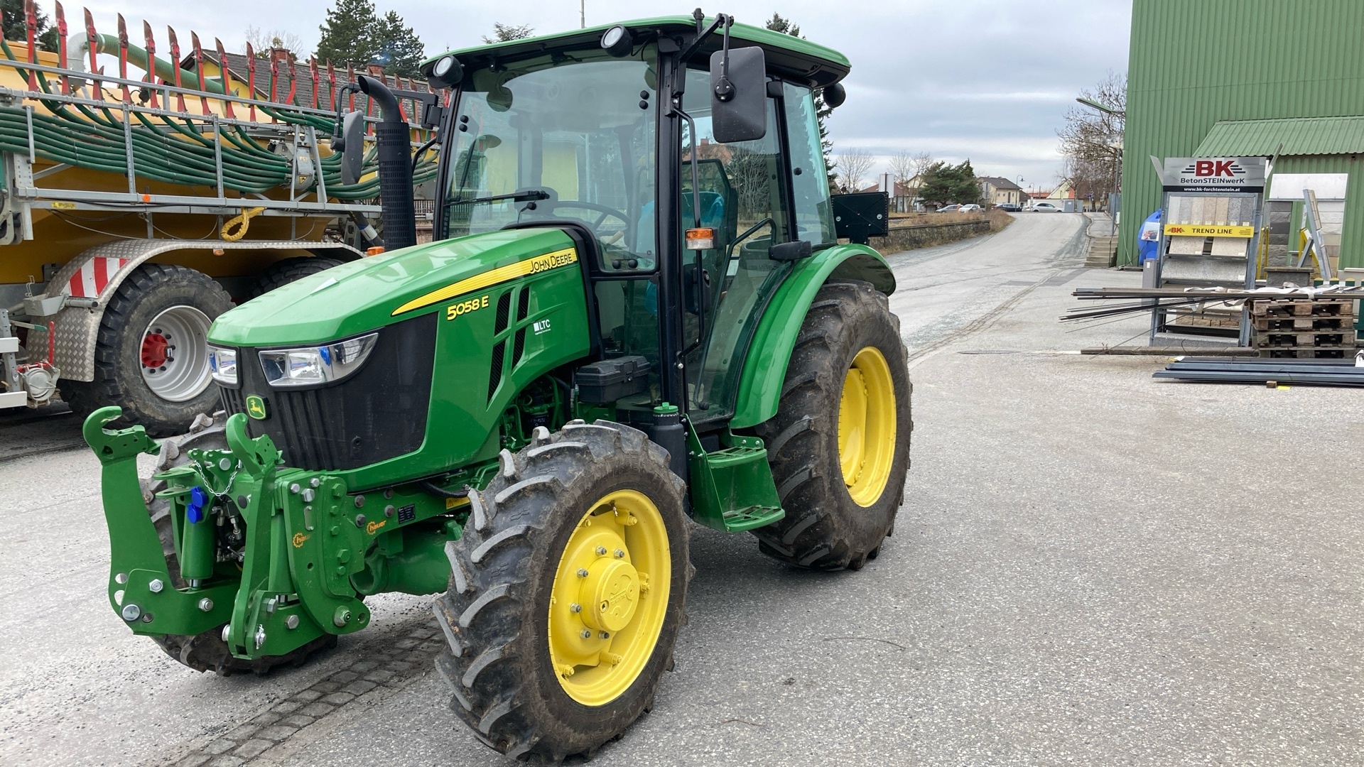 John Deere 5058 E tractor €33,250