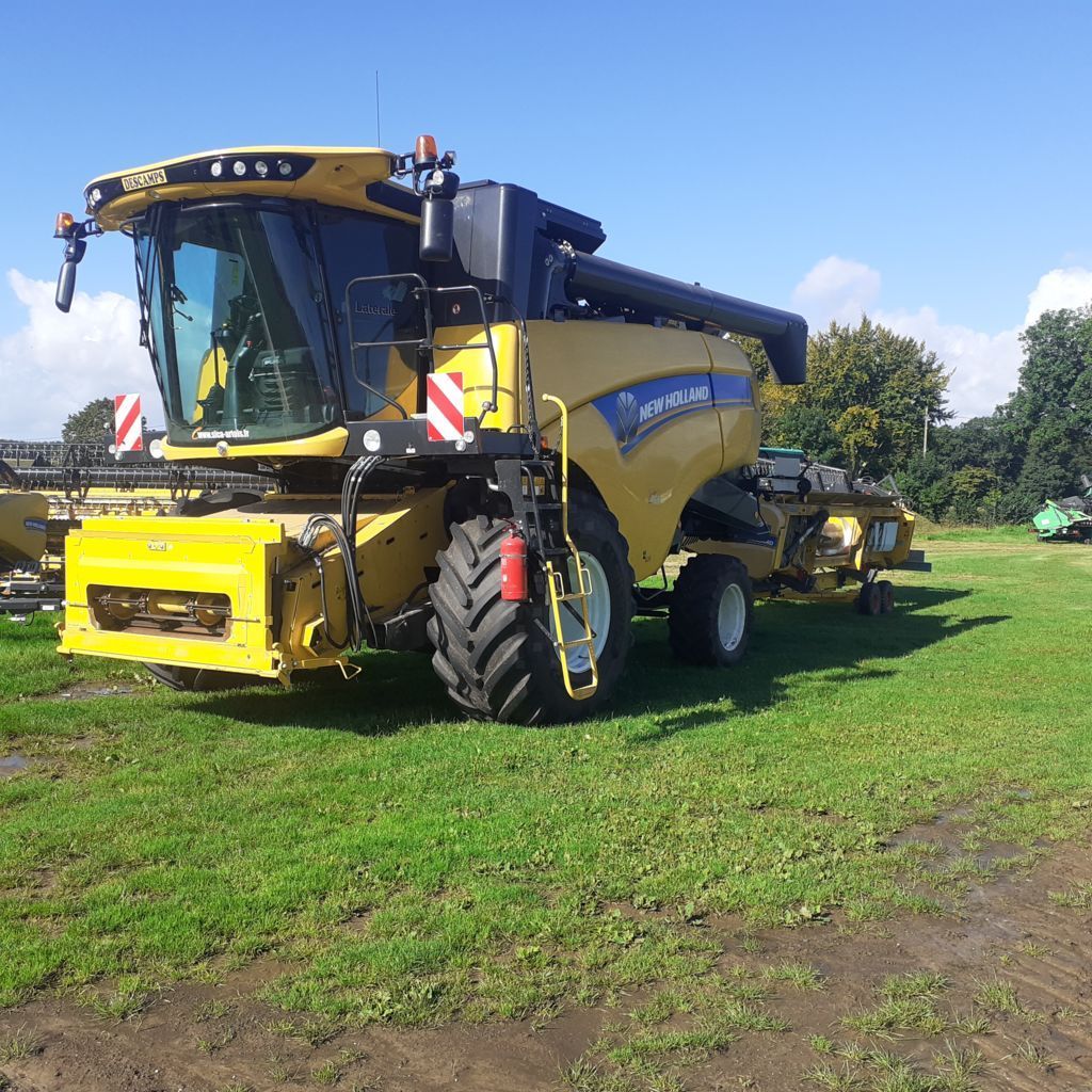 E-FARM: New Holland cx 6.90 laterale - Cosechadora - id J1KQBIN - 185.000 € - Año: 2022 - Horas: 415,Francia