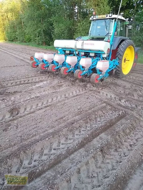 E-FARM: Monosem maislegegerät 6-reihig - Vetőgép - id 8JJ6W3Z - 8500 EUR - Gyártási év: 2002 - Németország