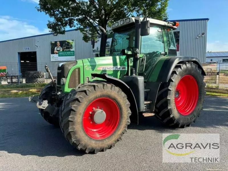 E-FARM: Fendt 714 Vario - Tracteur - id FJYH3TT - 57 900 € - Année: 2010 - Lecture du nombre d'heure: 9 964,Puissance du moteur (chevaux): 130,Allemagne