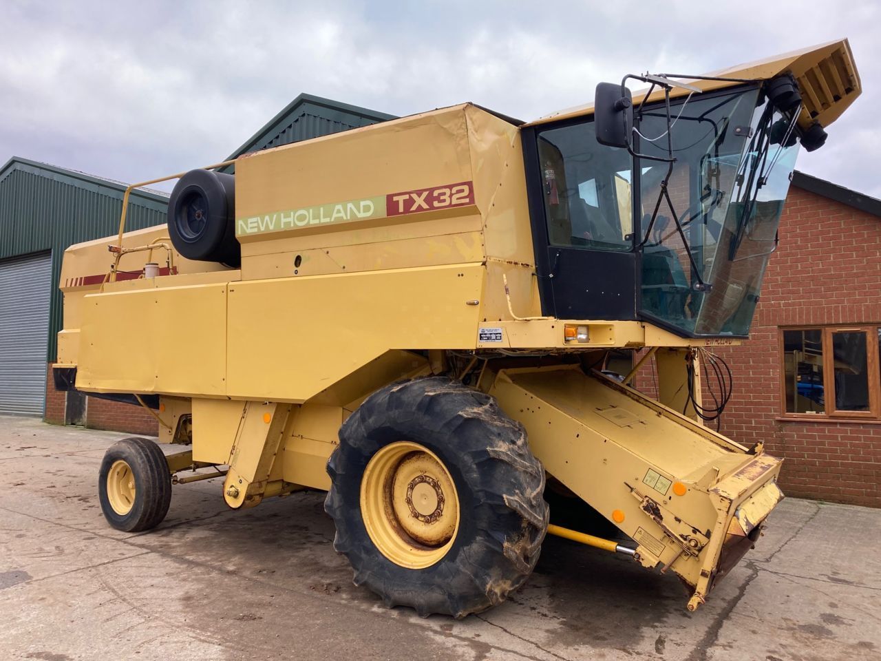 E-FARM: New Holland TX 32 - Cosechadora - id KMHM8RP - 15.219 € - Año: 1992 - Horas: 3935,Reino Unido