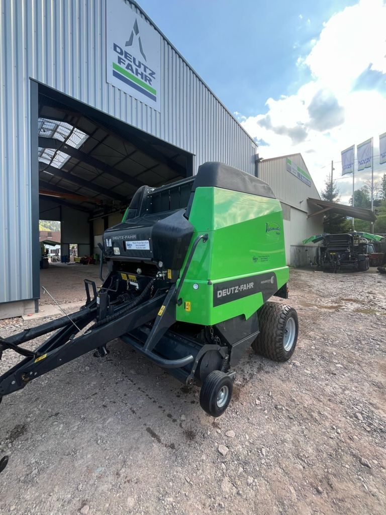 E-FARM: Deutz-Fahr VariMaster 560 - Balownica - id 7B1L4PH - 19 500 € - Rok produkcji: 2011 - Wyprodukowane bele: 14 656,Francja