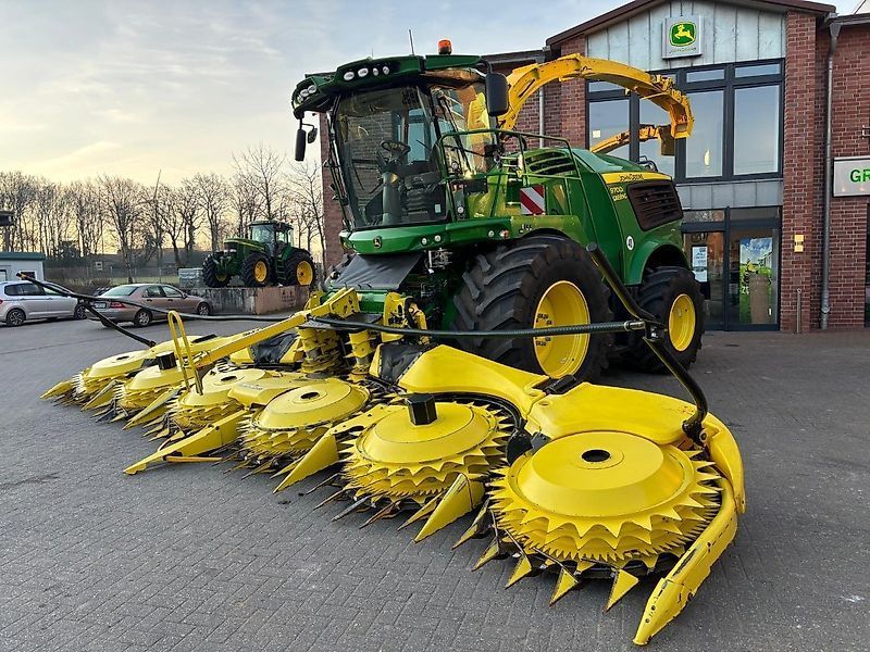 E-FARM: John Deere 9700 - Feldhäcksler (selbstfahrend) - id FBZFNJU - 429.500 € - Baujahr: 2022 - Abgelesene Motorstunden: 770,Motorleistung (PS): 825,Deutschland