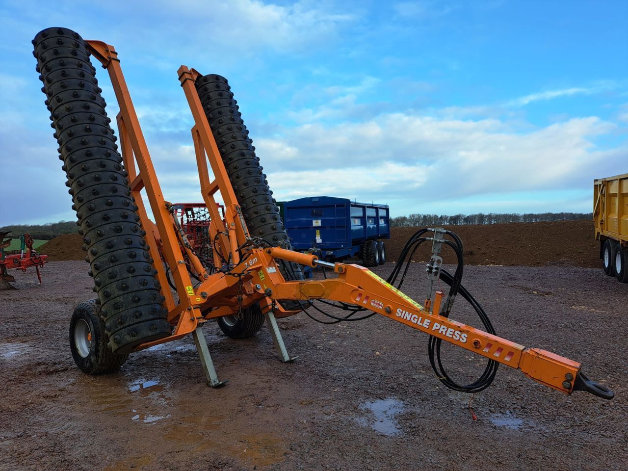 E-FARM: Simba acqueel 7.6m single row trailed press - Presses and roller - id NIRSMZA - €9,232 - Year of construction: 2011 - United Kingdom
