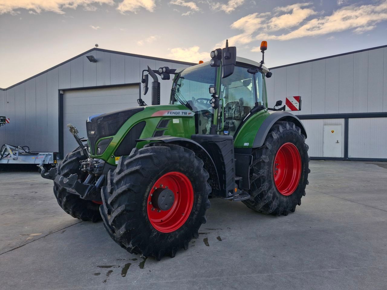 E-FARM: Fendt 718 Vario PowerPlus - Tracteur - id BBQCVXM - 125 000 € - Année: 2019 - Lecture du nombre d'heure: 3 407,Puissance du moteur (chevaux): 185,France