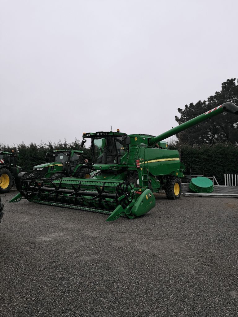 E-FARM: John Deere T 560 i - Cosechadora - id PBCIGXU - 278.000 € - Año: 2023 - Horas: 125,Francia