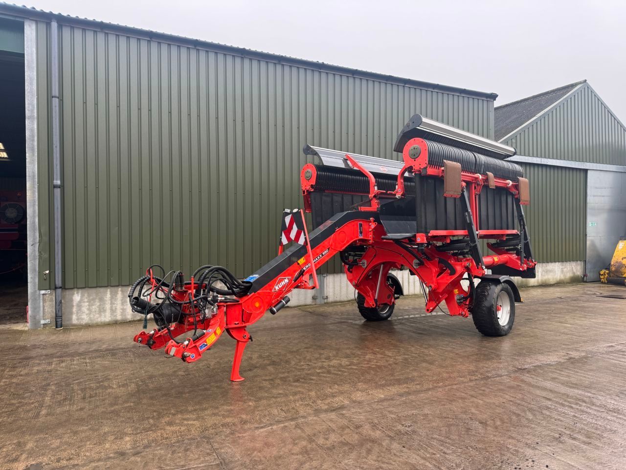 E-FARM: Kuhn Merge Maxx 950 - Faneuse - id V46ZRDR - 41 272 € - Année: 2020 - Royaume-Uni