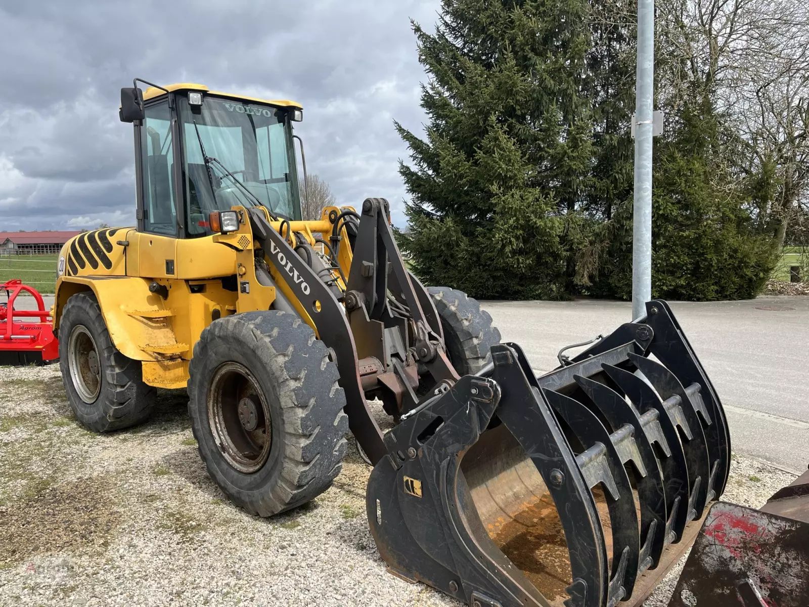 E-FARM: VOLVO l 40b - Chargeuse sur pneus - id DEQ2W97 - 30 000 € - Année: 2000 - Lecture du nombre d'heure: 9 000,Puissance du moteur (chevaux): 97,Allemagne