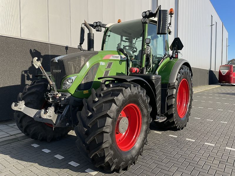 E-FARM: Fendt 724 Vario - Tractor - id 2RA4T9C - €139,750 - Year of construction: 2017 - Engine hours: 3,350,Engine power (HP): 240,Netherlands