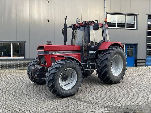 Case IH 1255 XL Traktor