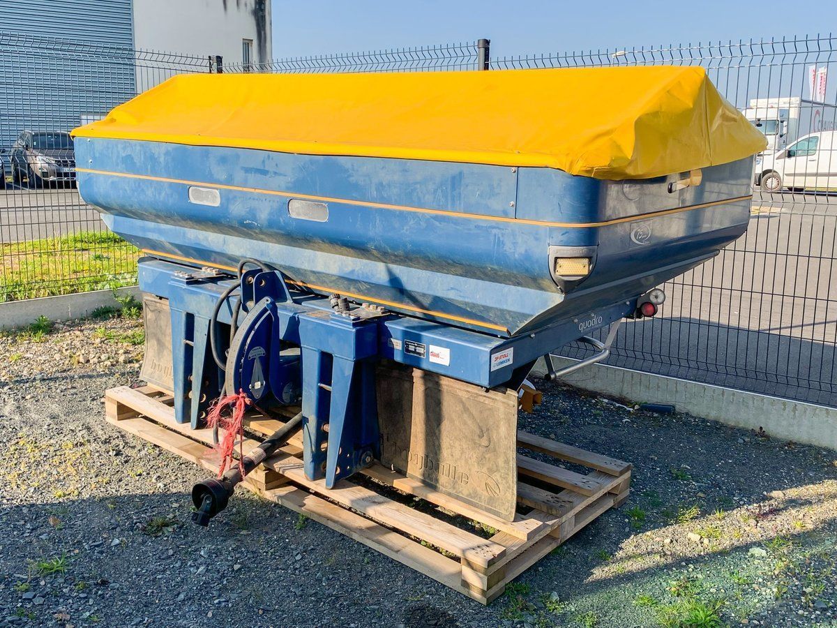 E-FARM: Bogballe m2w - Fertiliser spreader - id V8HHCQY - €5,000 - Year of construction: 2010 - France