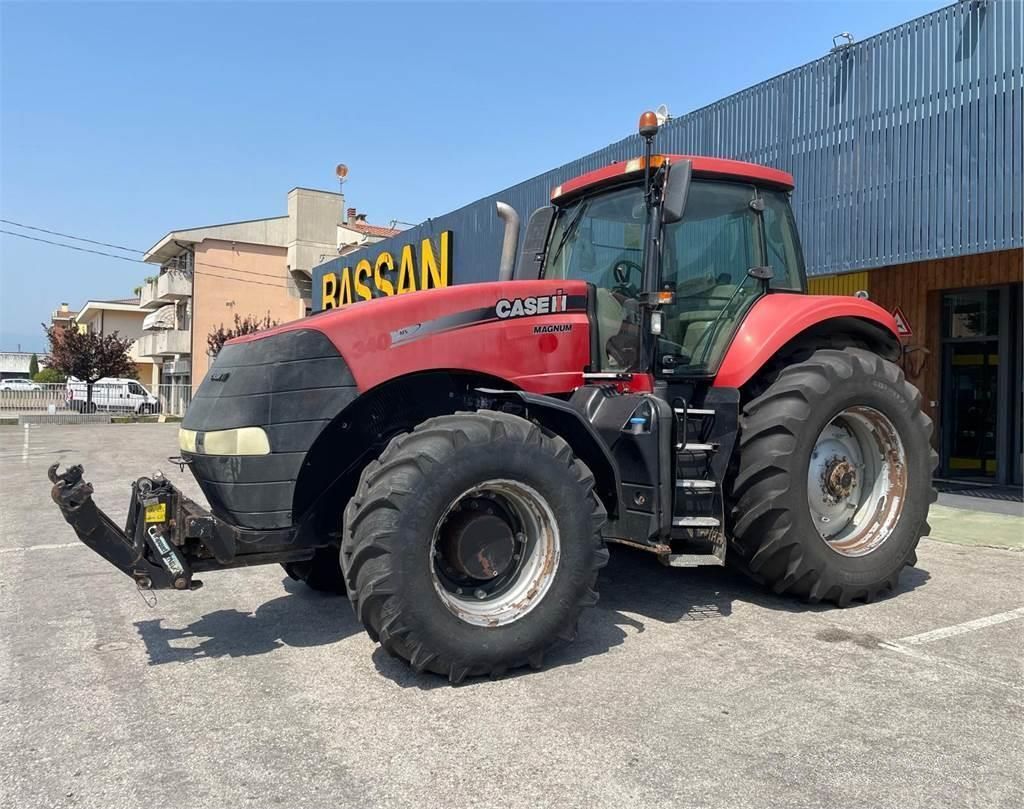 E-FARM: Case IH Magnum 340 - Tractor - id JMJBDCP - 68.000 EUR - Anul: 2011 - Muterea motorului: 374,Italia