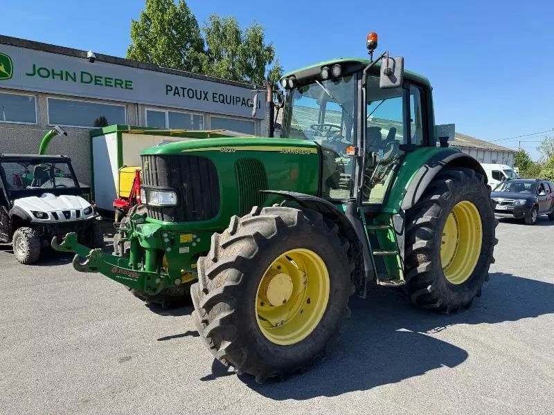 E-FARM: John Deere 6820 Premium - Trattore - id NTVPYLW - 28.500 € - Anno di costruzione: 2004 - Ore: 8.710,Potenza del motore: 135,Francia
