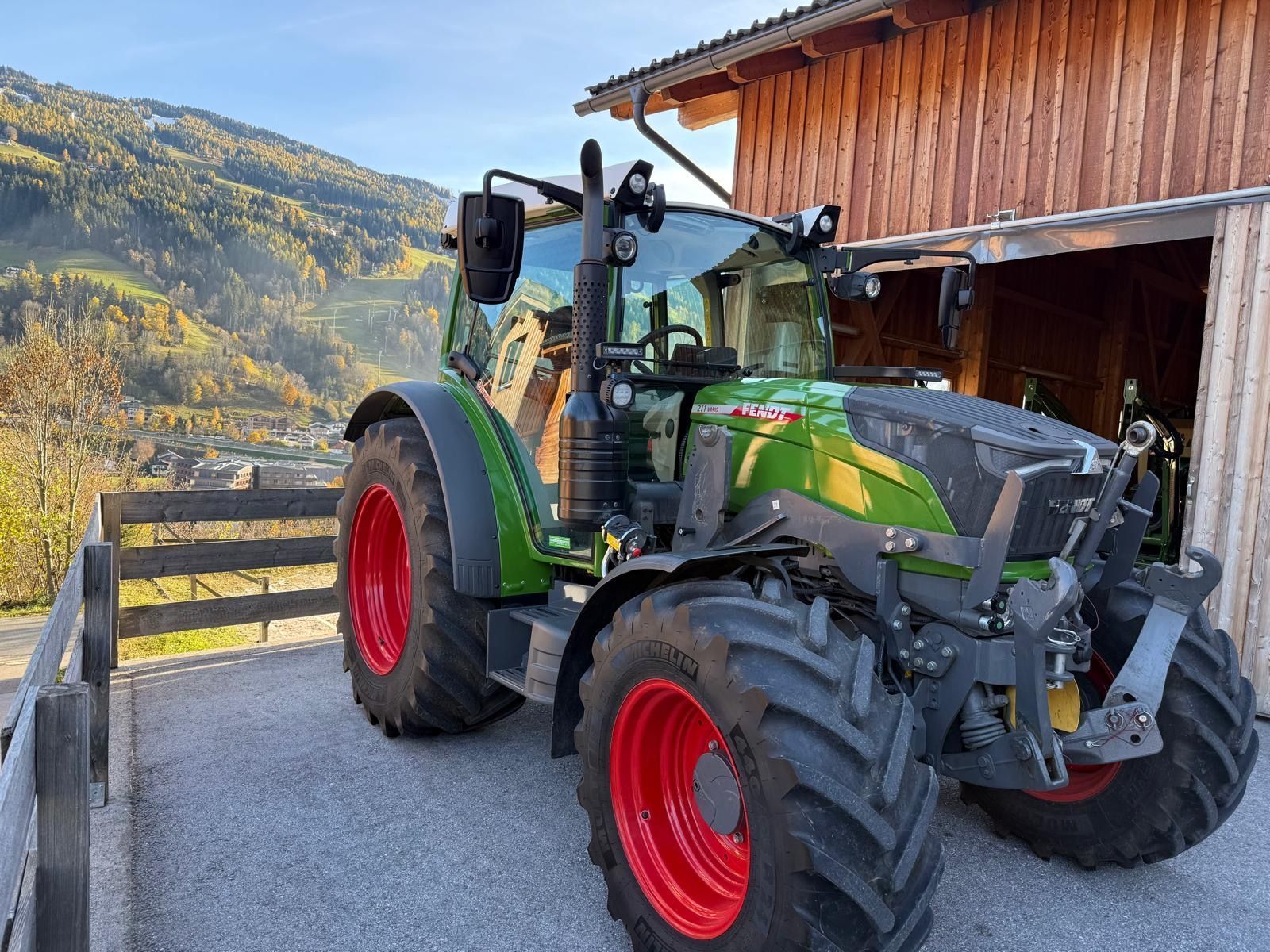 Fendt 211 Vario Trattore 102.084 €