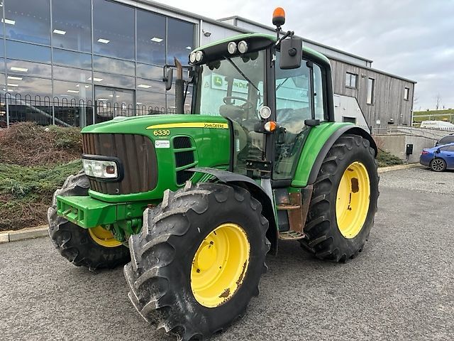 E-FARM: John Deere 6330 - Tracteur - id EAPZ1FK - 42 886 € - Année: 2009 - Lecture du nombre d'heure: 8 827,Puissance du moteur (chevaux): 105,Royaume-Uni