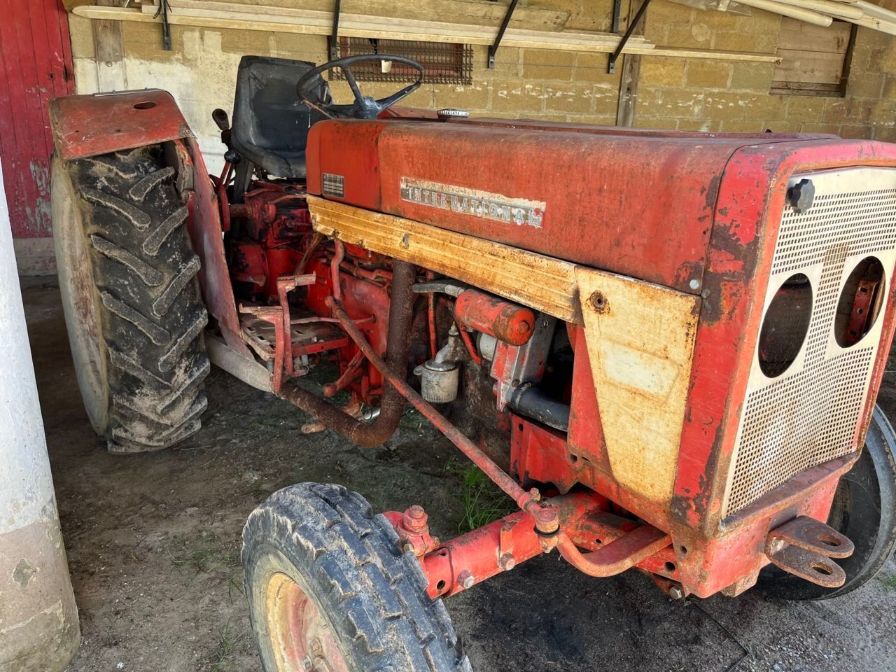E-FARM: IHC 353 - Traktor - id KVHQVP4 - Baujahr: 1984 - Abgelesene Motorstunden: 10.000,Frankreich