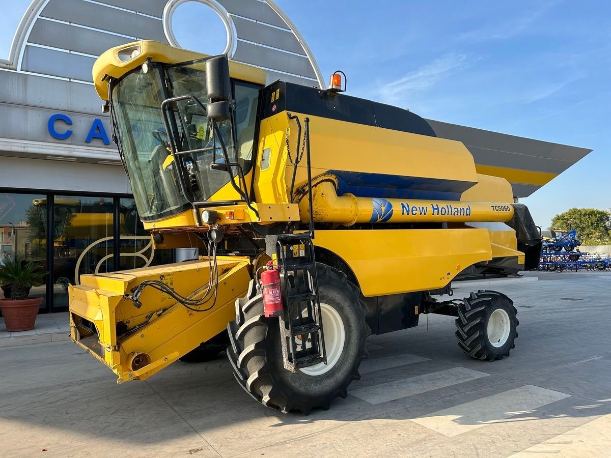 E-FARM: New Holland TC 5060 - Moissoneuse-batteuse - id HYHACLT - 105 000 € - Année: 2013 - Lecture du nombre d'heure: 1 600,Italie