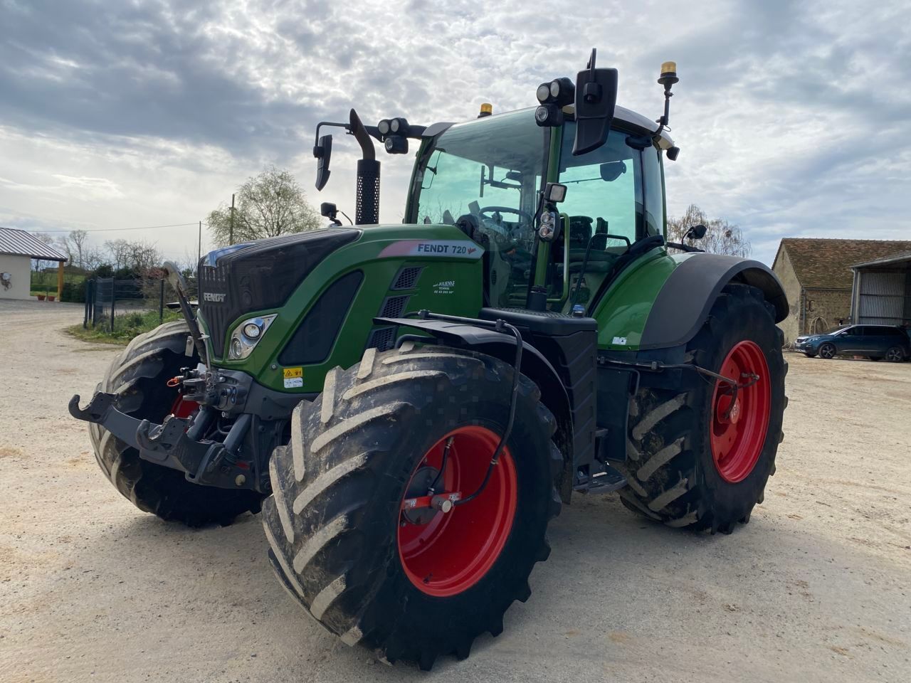 E-FARM: Fendt 720 Vario - Tractor - id RHVEDNP - 99.000 EUR - Anul: 2019 - Citeste ore: 5.900,Muterea motorului: 200,Franța