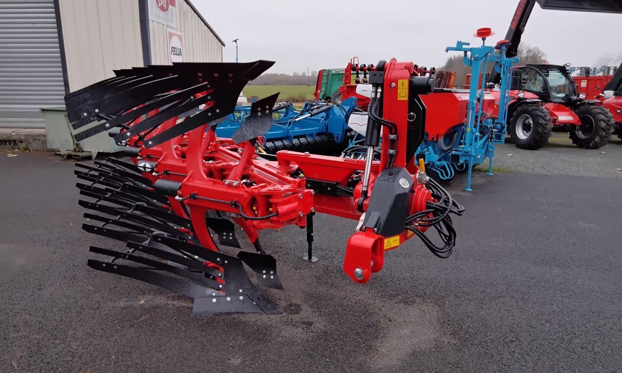 E-FARM: GREGOIRE BESSON rover 60 - Charrue - id KYRRFBR - Année: 2025 - France