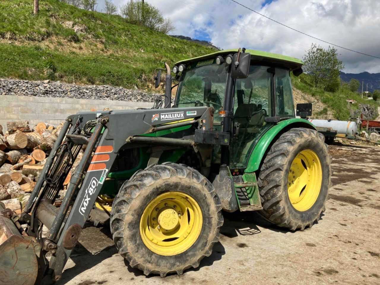 E-FARM: John Deere 5720 - Tractor - id MMTLCIZ - €28,500 - Year of construction: 2005 - Engine hours: 6,744,Engine power (HP): 100,France