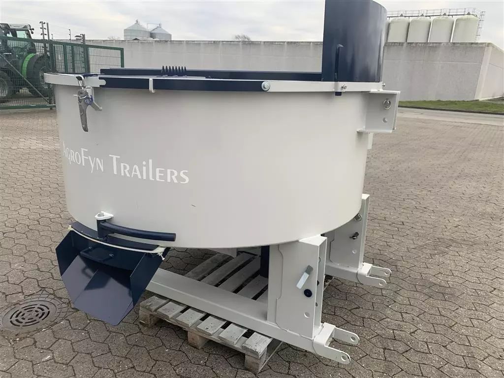 E-FARM: sonstige 1200 liter - 18.5kw motor - Betonkeverő - id 255IFEW - 10 658 EUR - Dánia