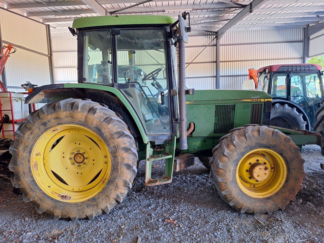 E-FARM: John Deere 6210 - Traktor - id GZNDR3F - 26.000 € - Baujahr: 2000 - Abgelesene Motorstunden: 7.380,Motorleistung (PS): 90,Frankreich