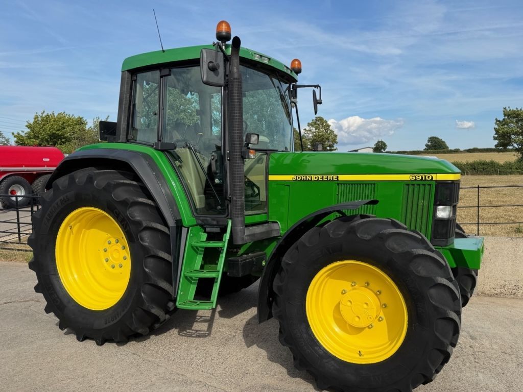 E-FARM: John Deere 6910 - Trattore - id YZFMECR - Anno di costruzione: 2000 - Ore: 10.138,Regno Unito