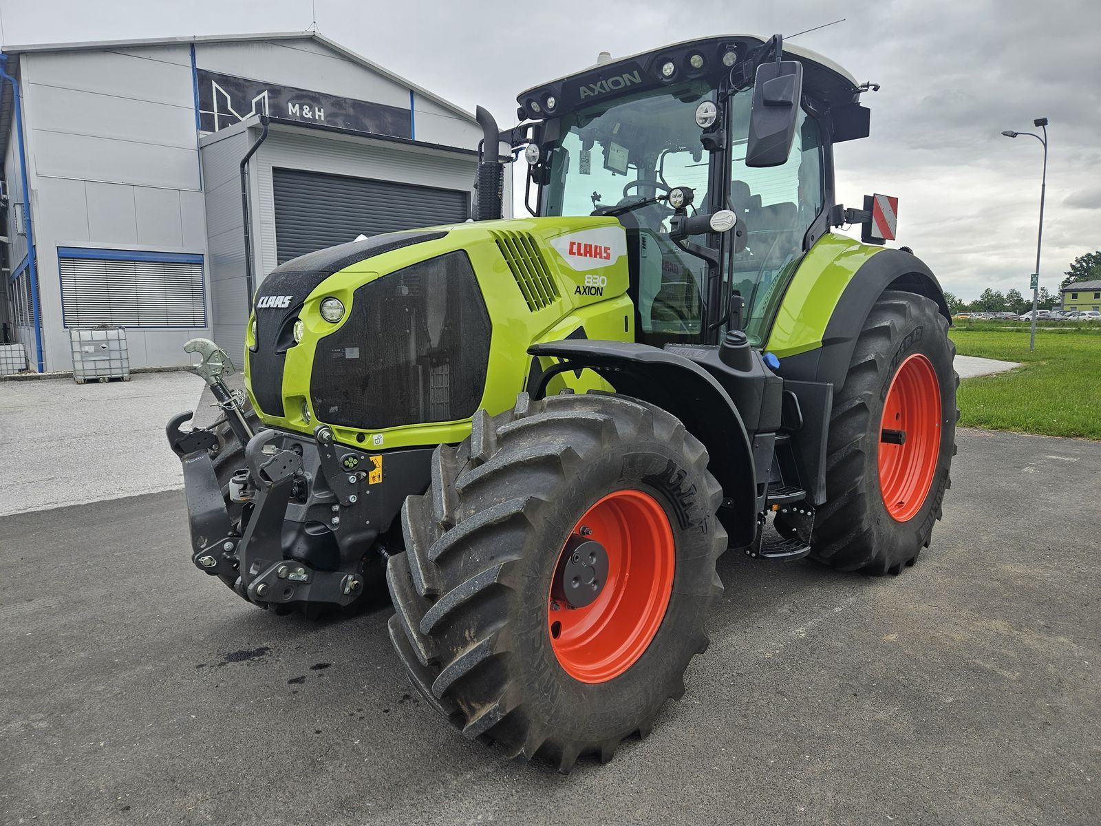 E-FARM: Claas Axion 830 - Traktor - id JHBSSNB - 128.500 € - Baujahr: 2022 - Abgelesene Motorstunden: 318,Motorleistung (PS): 235,Österreich