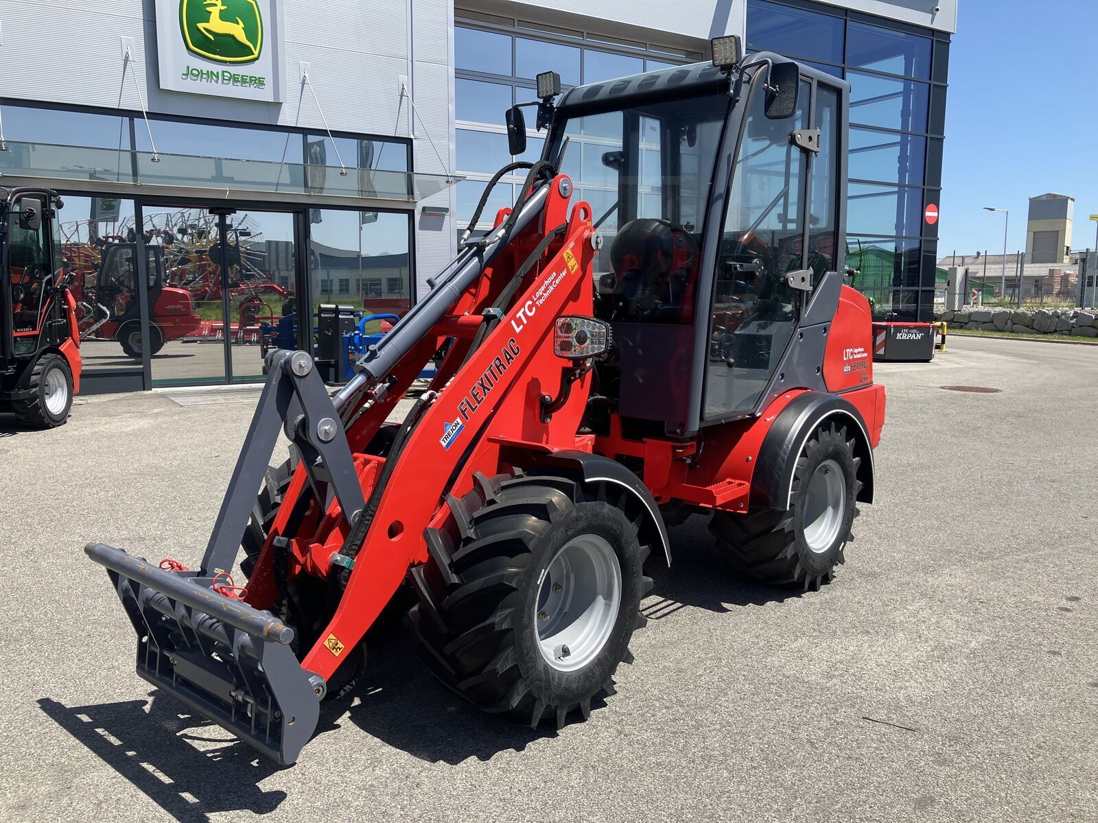 E-FARM: Trejon flexitrac 1244 - Wheel loader - id 9YCJ4EX - €34,992 - Year of construction: 2024 - Engine hours: 5,Engine power (HP): 46,Austria
