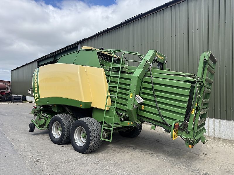E-FARM: Krone Big Pack 12130 - Ballepresser - id NUYLZ1S - 25.833 € - Produktionsår: 2007 - Storbritanien