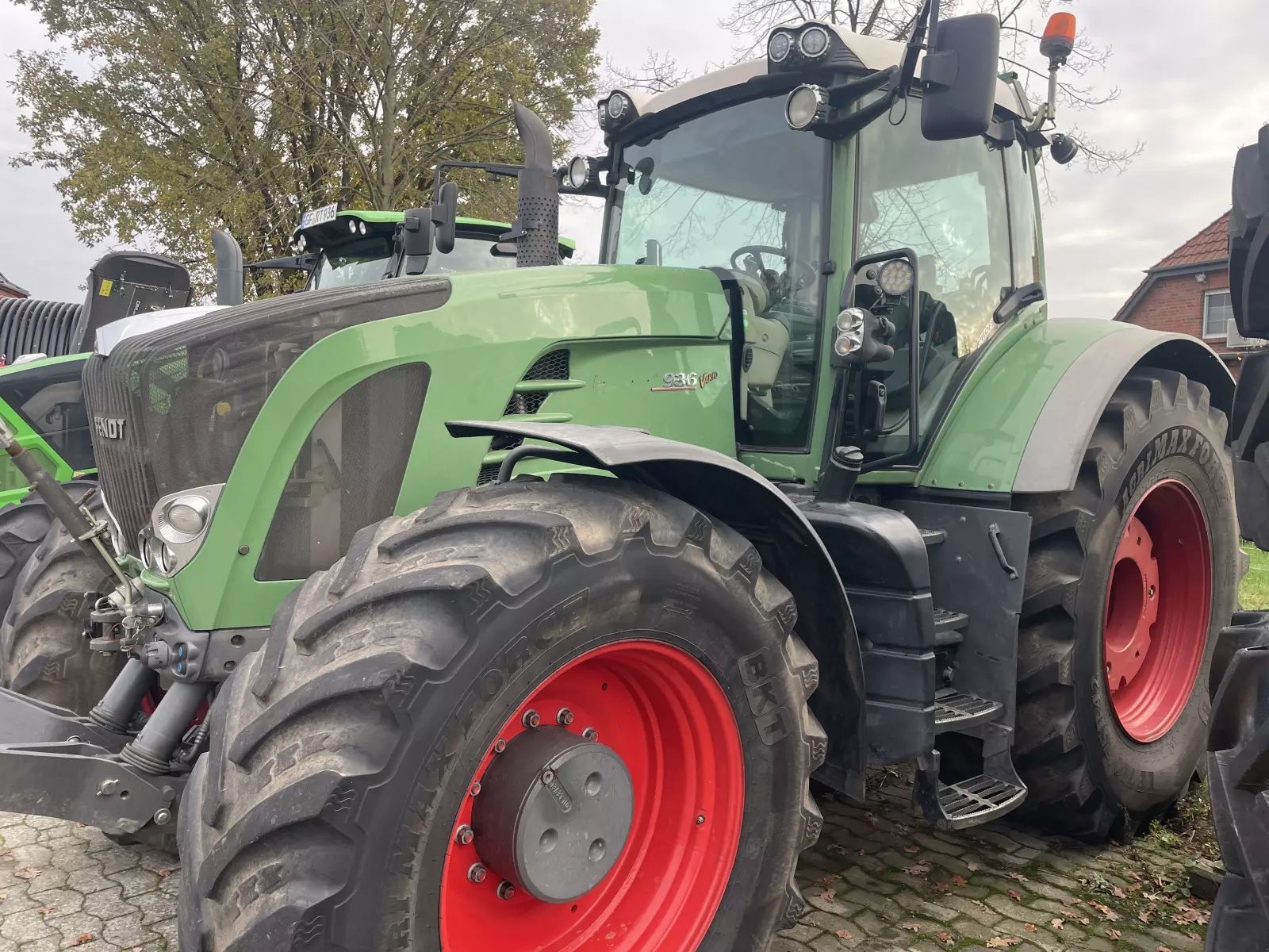 E-FARM: Fendt 936 Vario - Tractor - id YSN2VLW - €89,000 - Year of construction: 2012 - Engine hours: 10,999,Engine power (HP): 360,Germany