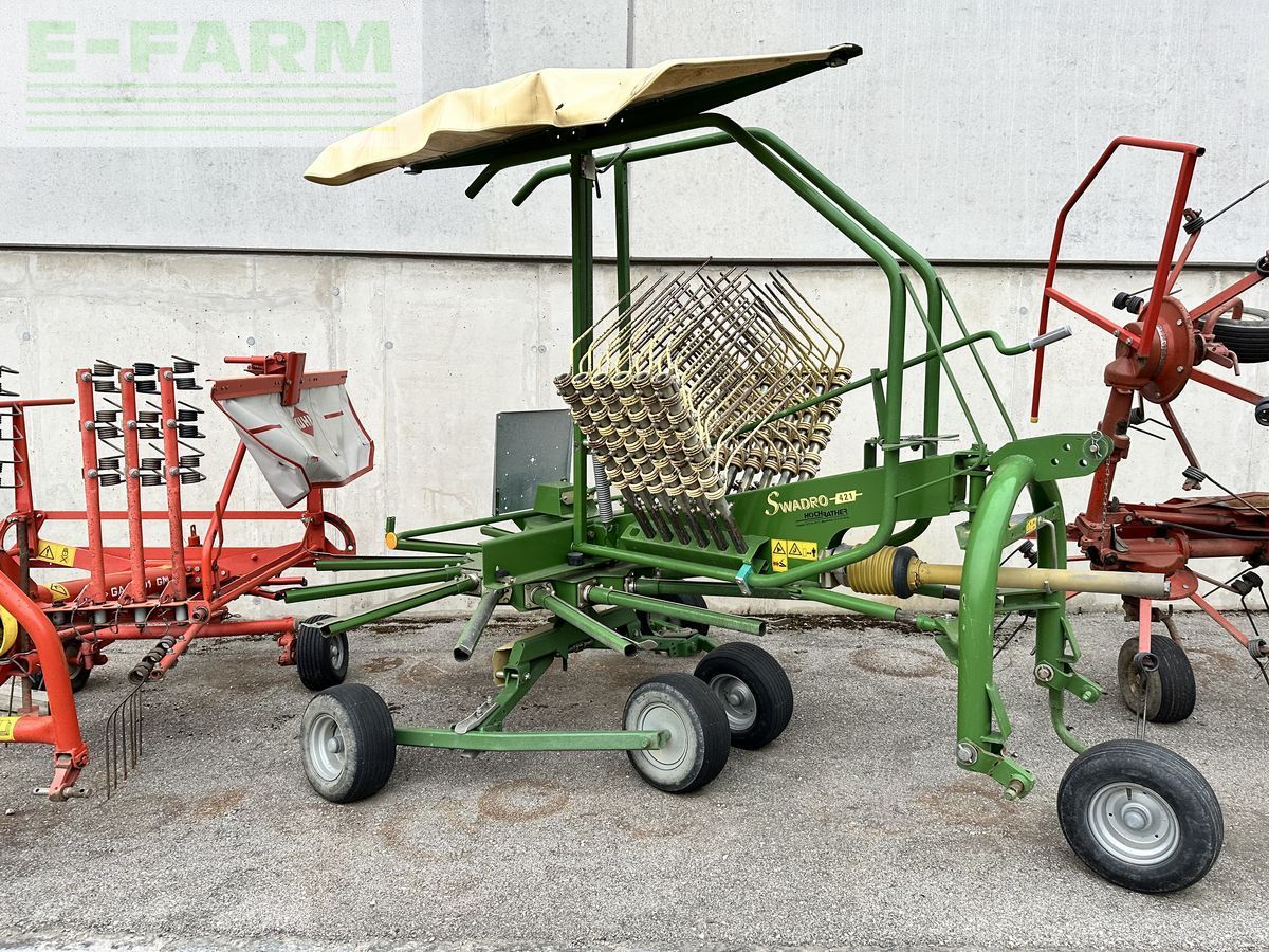 E-FARM: Krone swadro 421 - Karuzelowy przetrząsacz do siana - id 9XYWC79 - 6186 € - Rok produkcji: 2000 - Austria