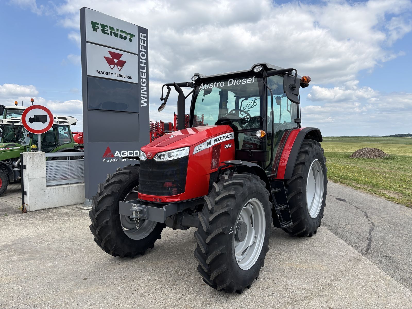 E-FARM: Massey Ferguson 5711M - Tracteur - id XFBIQML - Année: 2022 - Puissance du moteur (chevaux): 110,Autriche
