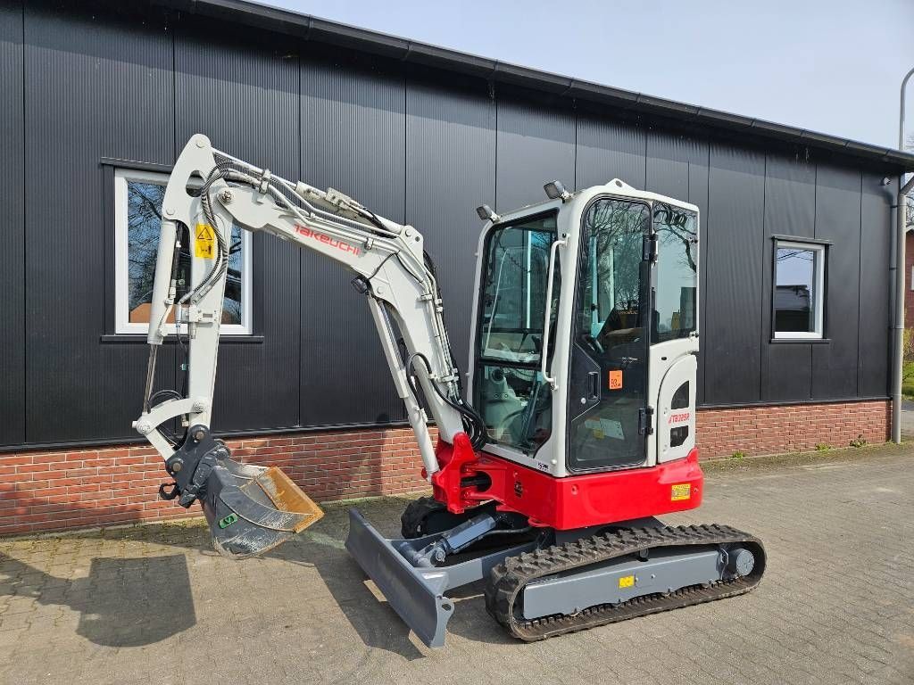 Takeuchi tb 325 r Minigraver 29.500 €