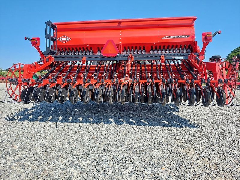 E-FARM: Kuhn sitera 4000 / hr 404 - Vetőgép - id JW1GZES - 40 073 EUR - Gyártási év: 2021 - Dánia