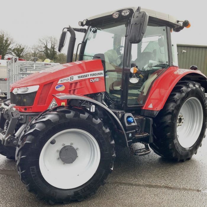E-FARM: Massey Ferguson 5713M - Tracteur - id D4MSYFK - 67 841 € - Année: 2018 - Lecture du nombre d'heure: 2 650,Puissance du moteur (chevaux): 130,Royaume-Uni