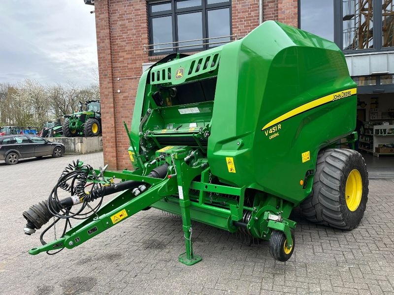 John Deere V451R baler €43,500