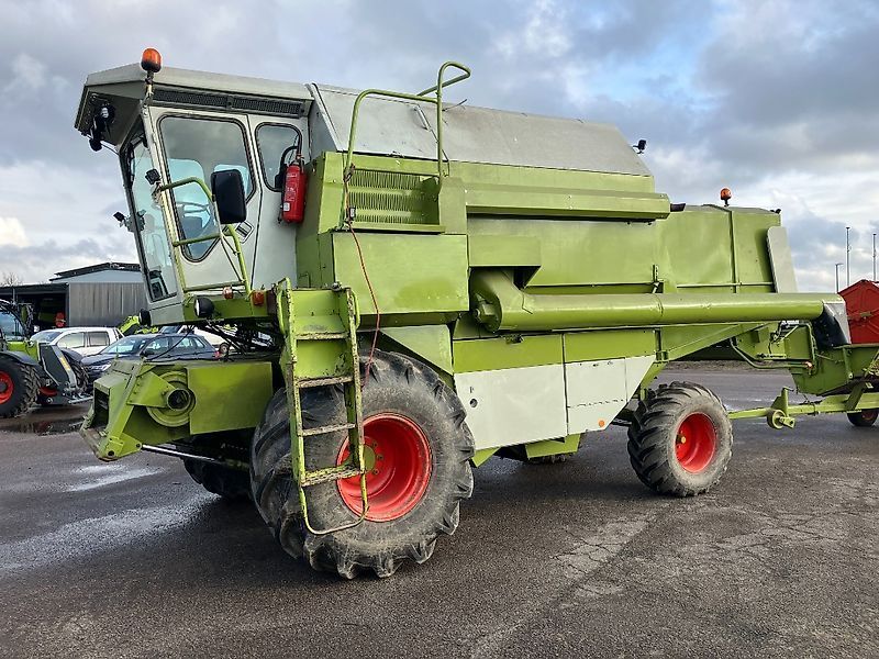 E-FARM: Claas dominator 96 - Kombajn zbożowy - id 9DMN8ZS - 21 000 € - Rok produkcji: 1984 - Motogodziny: 3240,Moc silnika: 152,Niemcy