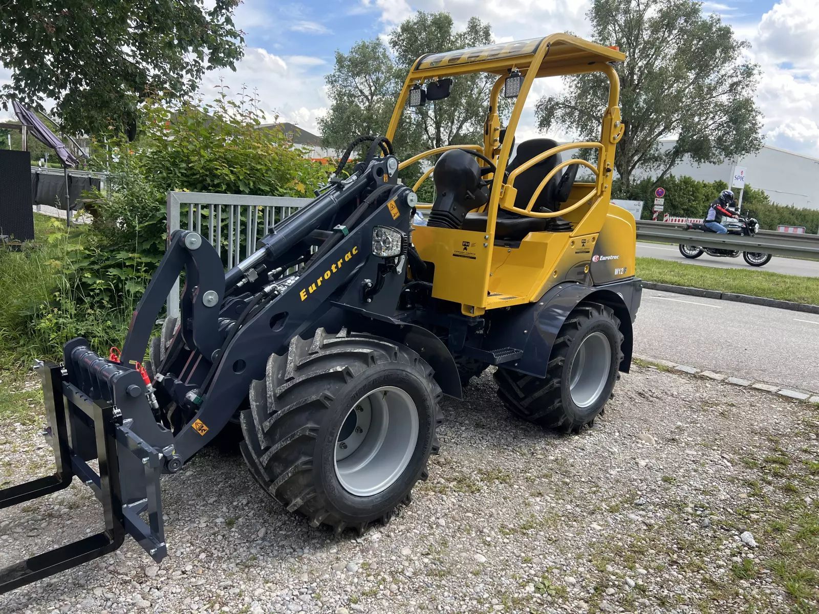 Eurotrac w 12f xl - pflasterpalette Wheel loader €30,900