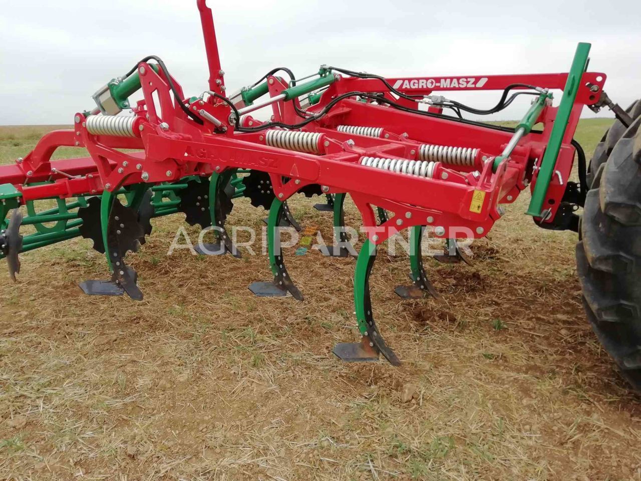 AGRO-MASZ déchaumeur à dents runner, 4.00m, 3 rangées de dents, sécurité à double ressort non-stop, rouleau flexi-ring Cultivator €21,850