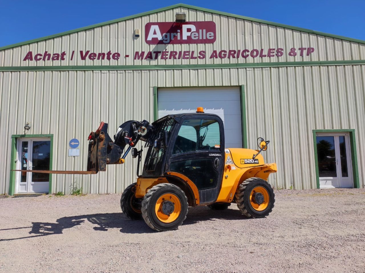 E-FARM: JCB 520-40 - Ładowacz teleskopowy - id 8NKZLIA - 31 000 € - Rok produkcji: 2017 - Motogodziny: 2852,Francja