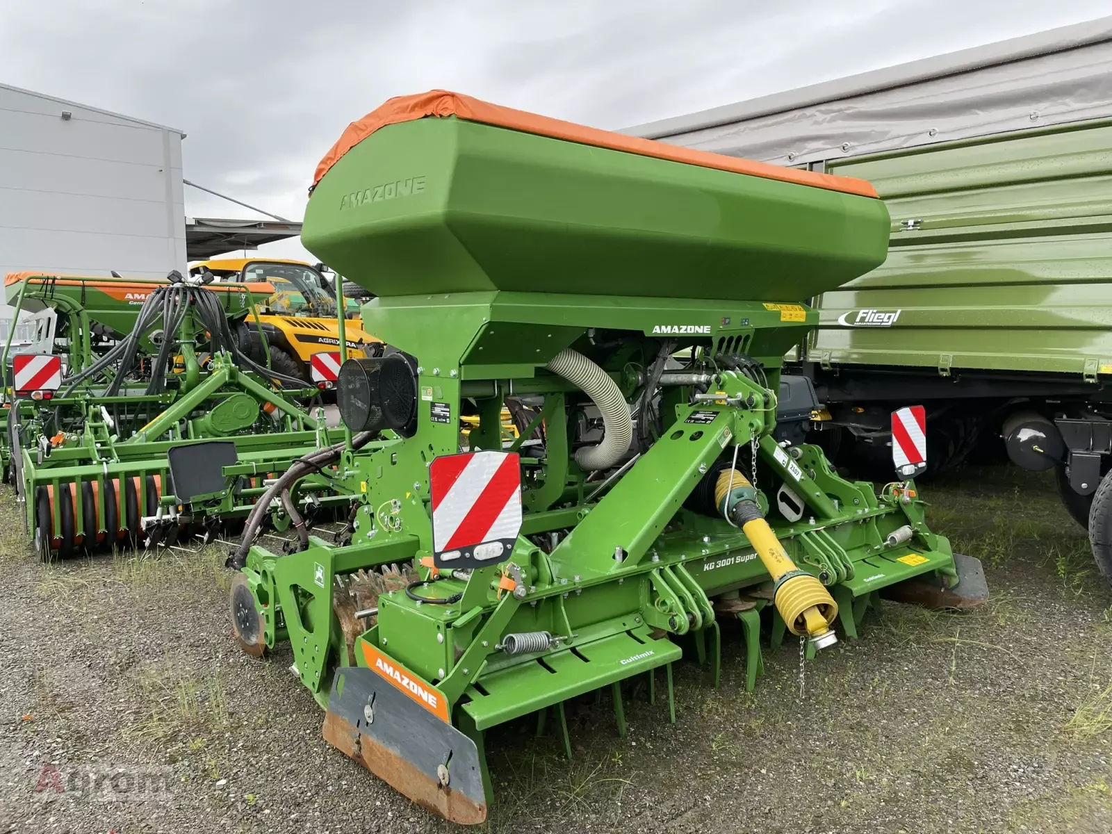 E-FARM: Amazone KG 3001 Super - Дополнительная высевающая техника - id 2W3RK7R - 50 000 € - Год выпуска: 2023 - Германия