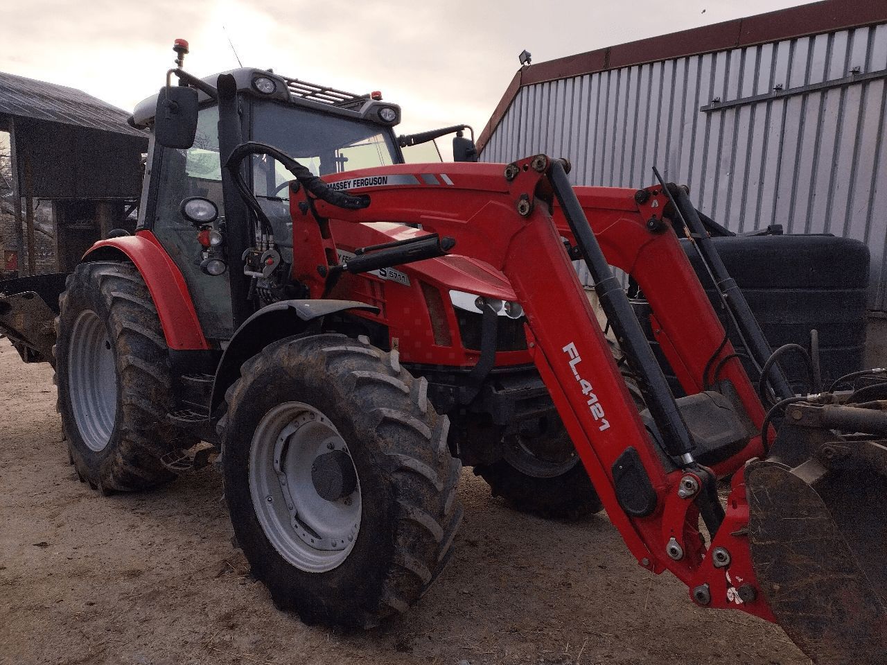 E-FARM: Massey Ferguson 5711 - Tracteur - id KES7RPM - 55 000 € - Année: 2018 - Lecture du nombre d'heure: 4 350,Puissance du moteur (chevaux): 110,France