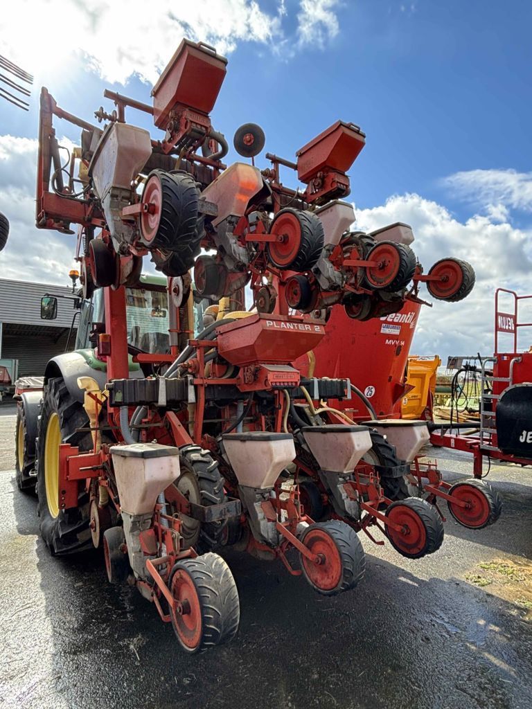 E-FARM: kuhn - nodet planter 2 - 8 rangs - tremie - Einzelkornsämaschine - id BJTXUXS - 8.200 € - Baujahr: 1999 - Frankreich