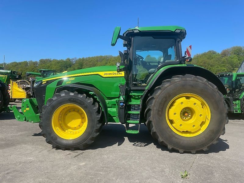 E-FARM: John Deere 8R 370 - Traktor - id 7IMMNQJ - 289 000 € - Rok výroby: 2023 - Hodiny motoru: 795,Výkon motoru (HP): 55,Německo