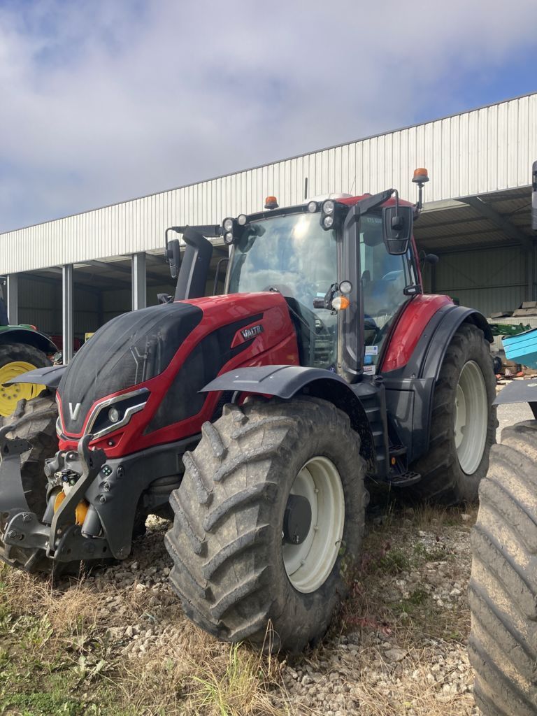 E-FARM: Valtra T215 - Tractor - id XZFZT2C - €86,500 - Year of construction: 2022 - Engine hours: 2,990,Engine power (HP): 215,France